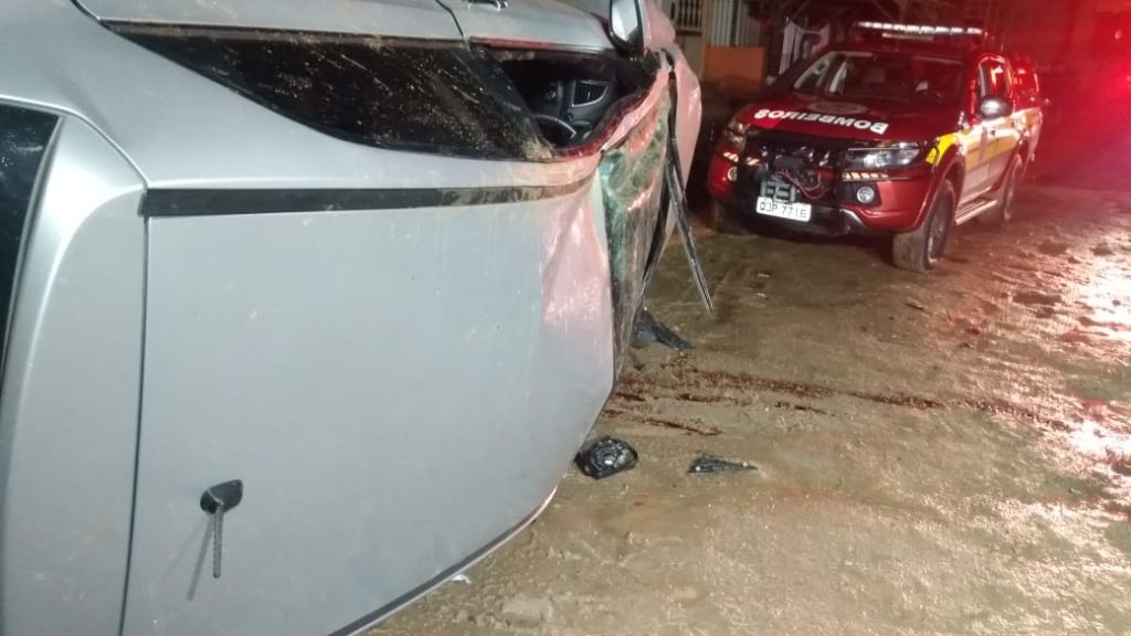 Carro cai de barranco de seis metros na Rua Araranguá em Blumenau