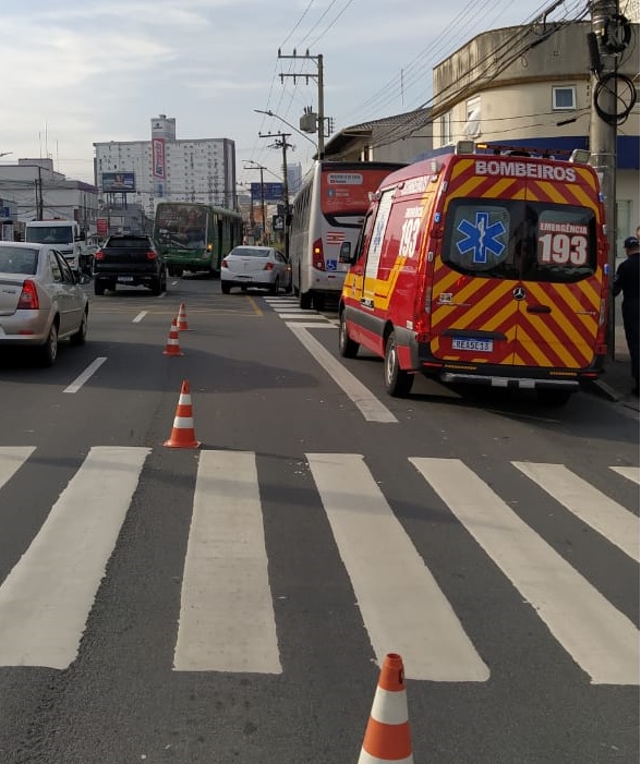 Acidente ônibus e carro no centro de Blumenau deixa seis pessoas