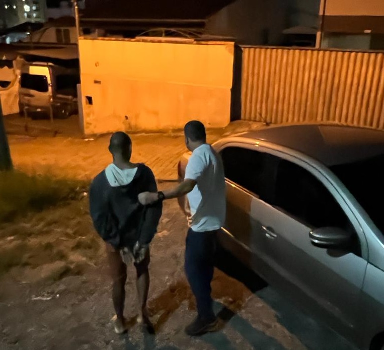 Homem Preso Por Tentar Matar Ex Companheira Em Blumenau Facadas E