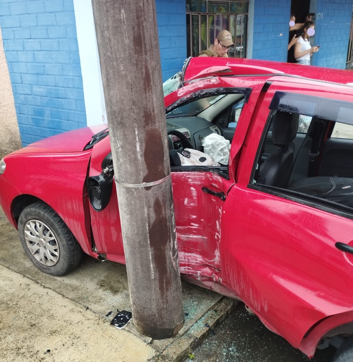 Carro Bate Em Poste E Deixa Mulher Gravemente Ferida Em Pomerode