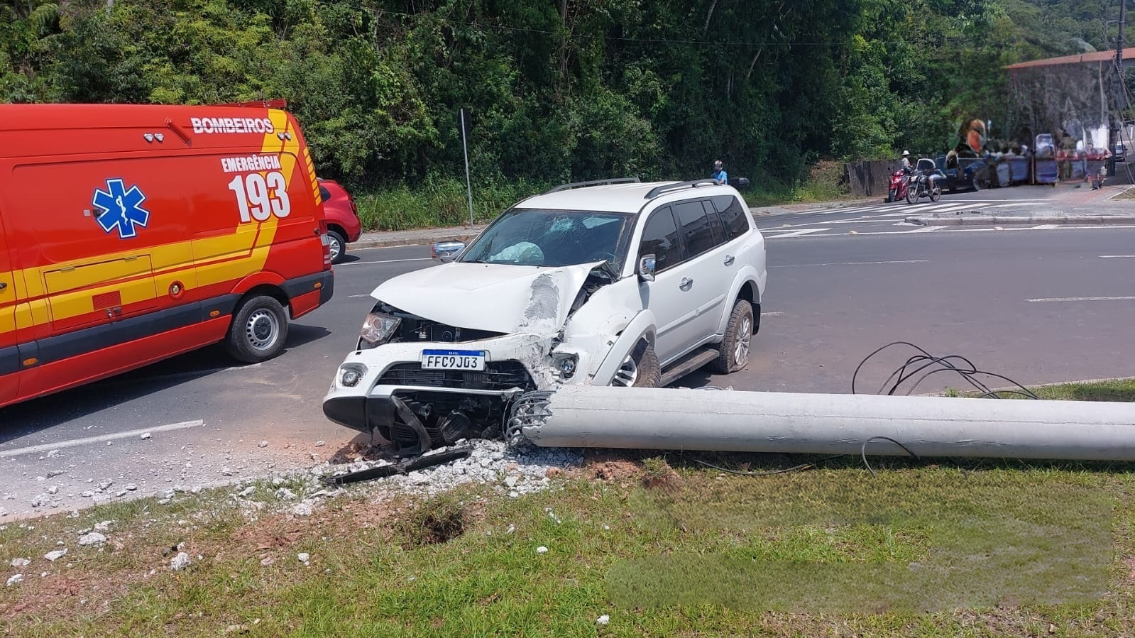 Carro Derruba Poste Em Blumenau E Motociclista Fica Ferido Ao N O