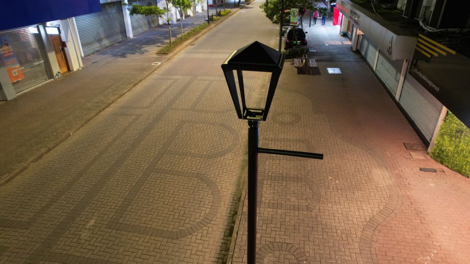 Postes que foram destaque na reurbanização da Rua XV em Blumenau são