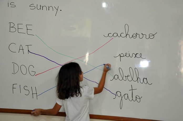 Criança escrevendo no quadro