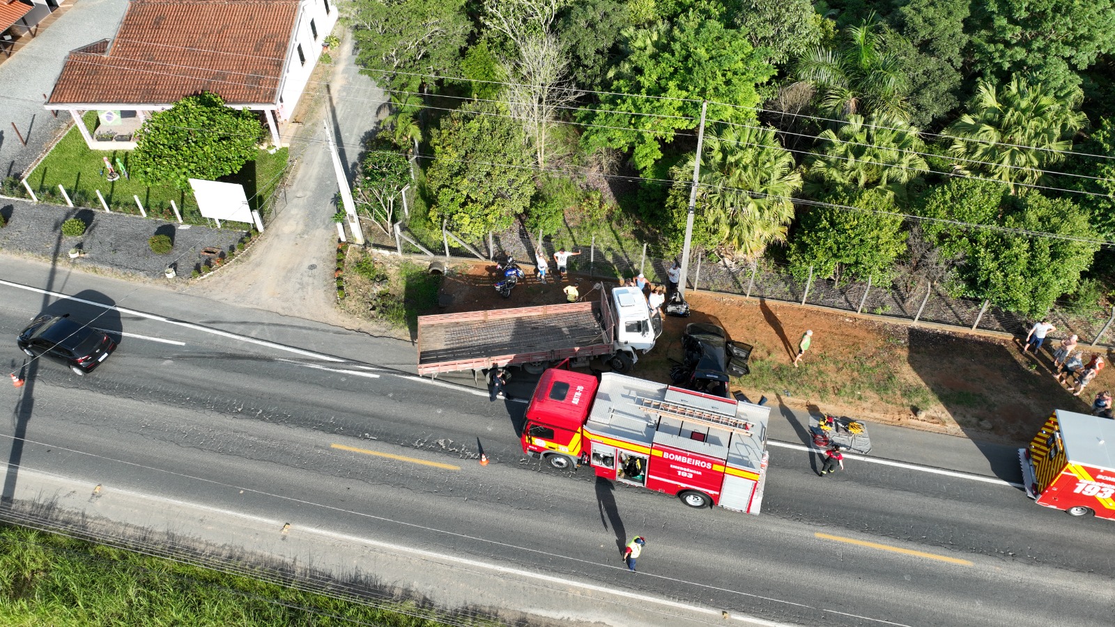 Mulher fica presa às ferragens de carro após acidente com caminhão e van,  em Redenção, Ceará