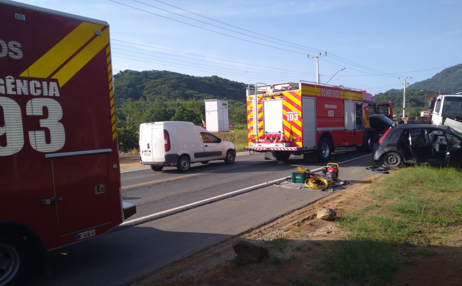 Mulher fica presa às ferragens de carro após acidente com caminhão e van,  em Redenção, Ceará